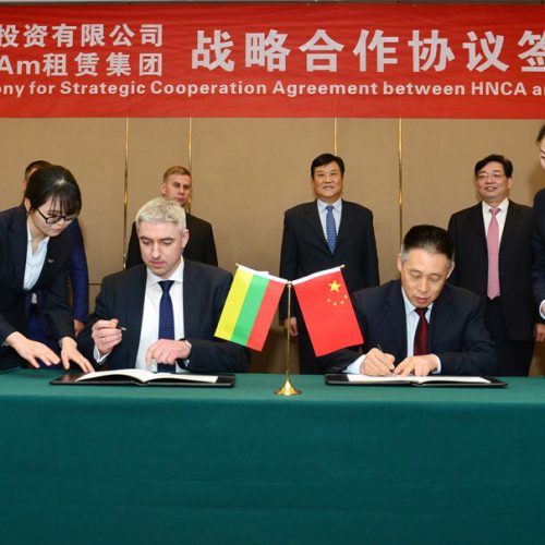 Signing cermony of strategic cooperation agreement between AviaAM Leasing and HNCA