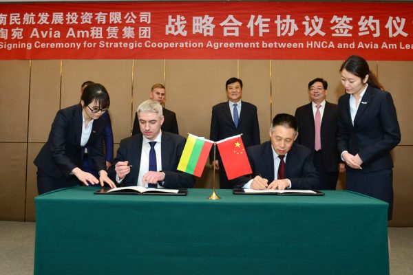 Signing cermony of strategic cooperation agreement between AviaAM Leasing and HNCA