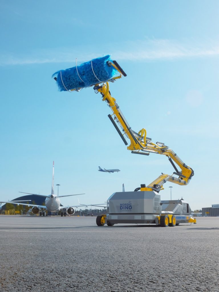 Stronger regulations for sustainability in aviation push the industry to search for innovative, eco-friendly solutions – aircraft exterior cleaning included